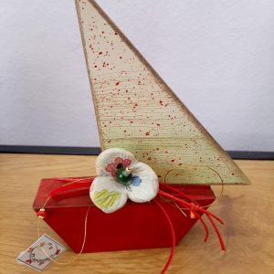 Ξύλινο καραβάκι με τρίχρωμα κεραμικά λουλούδια μικρό