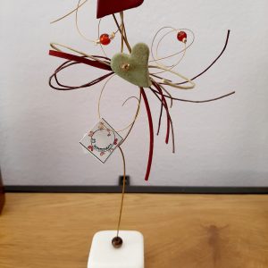 Κεραμικές καρδούλες σε μεγάλη τετράγωνη πέτρα