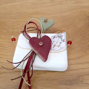 Πέτρα με κεραμικές καρδούλες