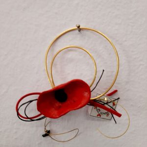 Μεταλλικό στεφανάκι με κεραμική παπαρούνα