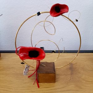 Κεραμικός κύκλος με κεραμική παπαρούνα σε ξύλινη βάση