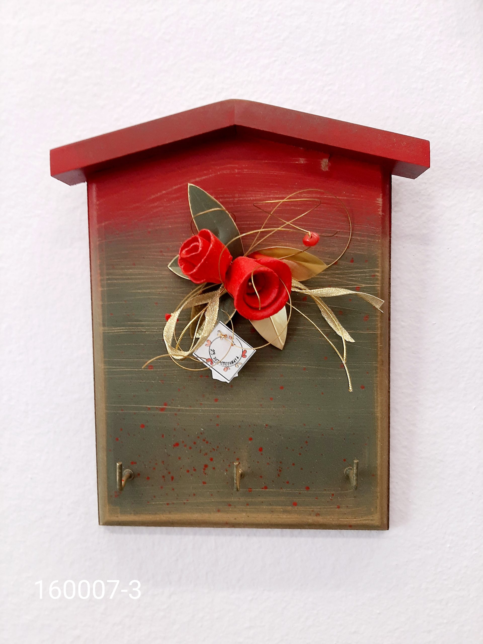 Ξύλινη κλειδοθήκη διακοσμημένη με κεραμικά τριαντάφυλλα