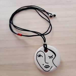 Κεραμικό μενταγιόν στρογγυλό,ζωγραφισμένο στο χέρι με θέμα γυναικεία φιγούρα