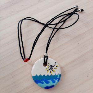Κεραμικό μενταγιόν στρογγυλό,ζωγραφισμένο στο χέρι με θέμα ήλιος και θάλασσα