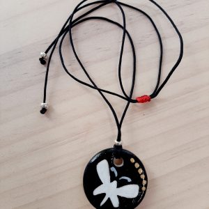 Κεραμικό μενταγιόν στρογγυλό,ζωγραφισμένο στο χέρι με θέμα πεταλούδα