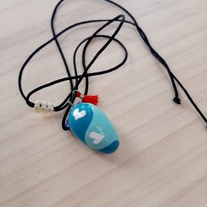 Ξύλινο μενταγιόν τιρκουάζ με λευκές καρδιές