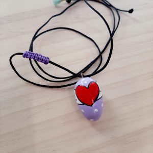 Ξύλινο μενταγιόν μωβ με καρδιά φτερωτή