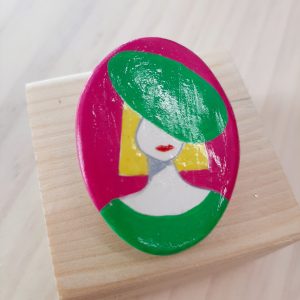 Κεραμική καρφίτσα οβάλ,ζωγραφισμένη στο χέρι με γυναικεία φιγούρα ξανθιά