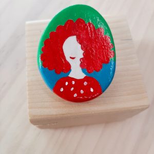 Κεραμική καρφίτσα οβάλ,ζωγραφισμένη στο χέρι με γυναικεία φιγούρα κοκκινομάλα