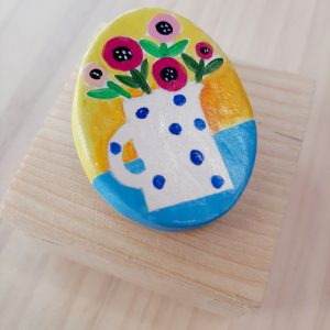 Κεραμική καρφίτσα οβάλ, ζωγραφισμένη στο χέρι με θέμα λουλούδια