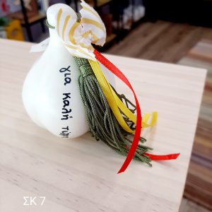 Κεραμικό σκόρδο,ζωγραφισμένο στο χέρι,με φιογκάκι και κορδέλες κίτρινο-πράσινο