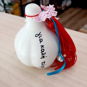 Κεραμικό σκόρδο,ζωγραφισμένο στο χέρι,με φιογκάκι και κορδέλες κόκκινο-μπλε