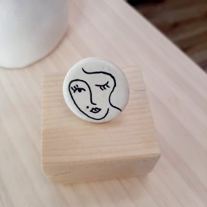 Κεραμικό δαχτυλίδι με ατσάλινη βάση, στρογγυλό ζωγραφισμένο στο χέρι με γυναικεία φιγούρα