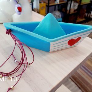 Κεραμικό καραβάκι,ζωγραφισμένο στο χέρι,γαλάζιο με κόκκινη καρδούλα